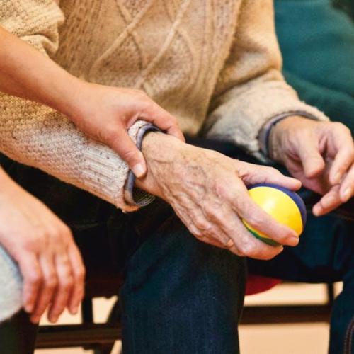 Nie jesteś sam: praktyczny przewodnik dla opiekunów osób z chorobą Alzheimera