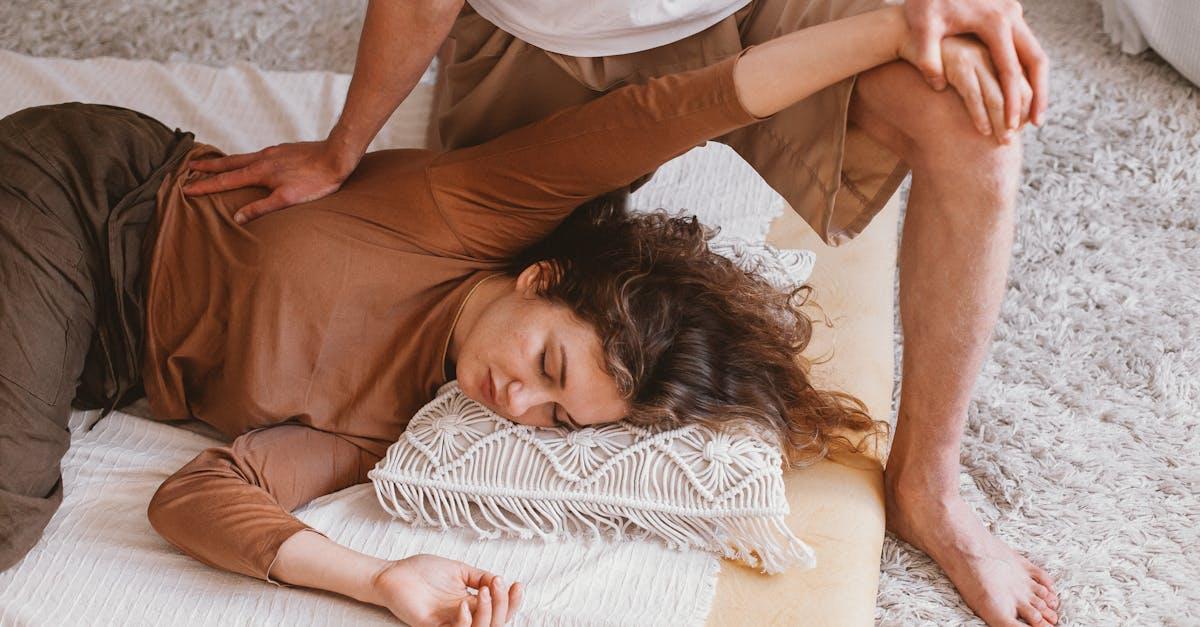 Noc bez skurczów: 7 kojących technik relaksu, które ukołyszą Twoje mięśnie do snu