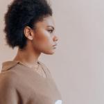 Sprężyste afro bez puszenia: przewodnik po stylizacji skrętów krok po kroku
