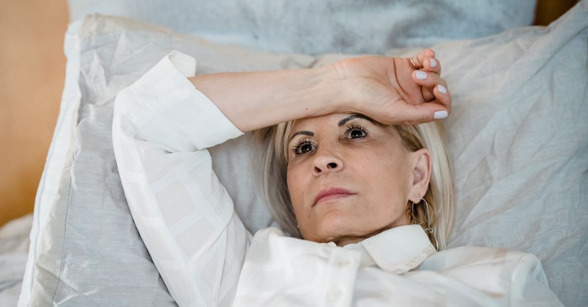 Wczesna menopauza bez tajemnic: jak rozpoznać pierwsze sygnały i okiełznać uderzenia gorąca
