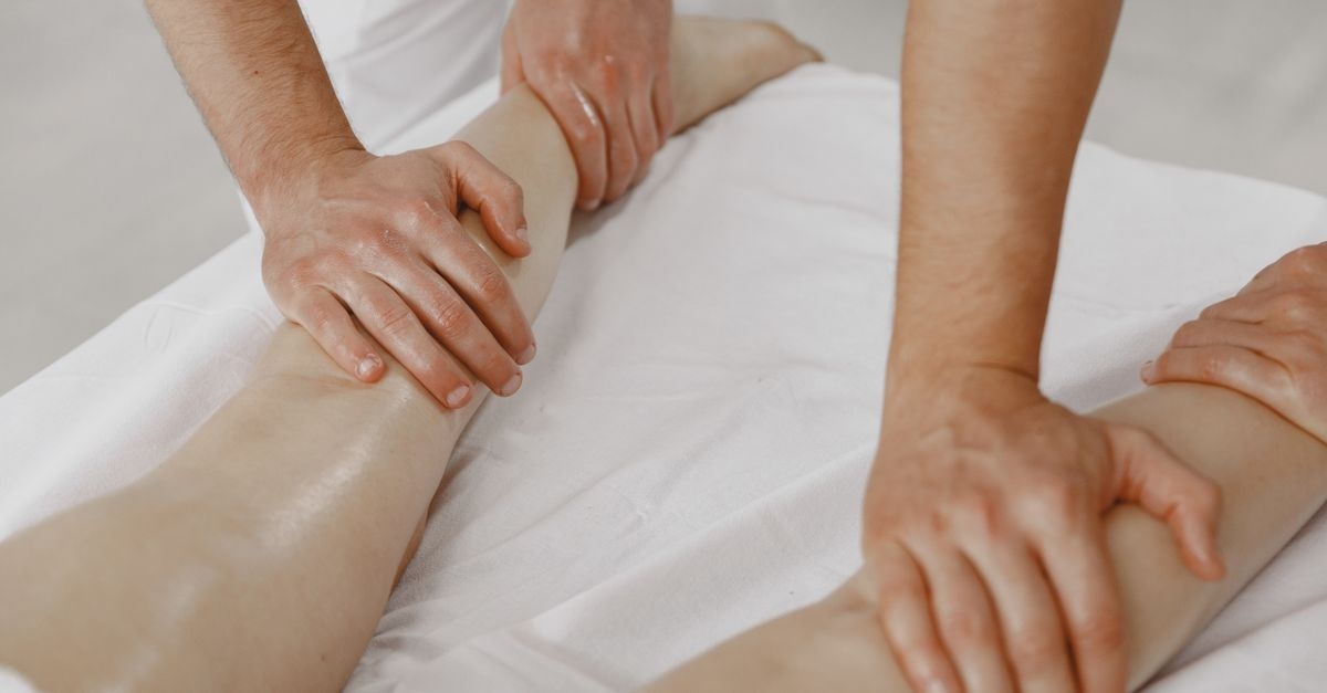 Smukłe łydki dzięki bańkom: jak masaż próżniowy modeluje i ujędrnia nogi