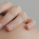 Delikatna siła: codzienne sposoby na wsparcie organizmu i ukojenie bólu przy fibromialgii