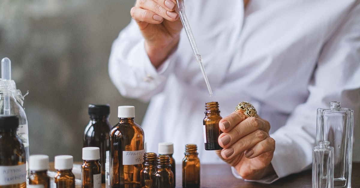 Kwiatowa moc w kroplach: naturalne esencje i toniki, które rozświetlą Twoją cerę