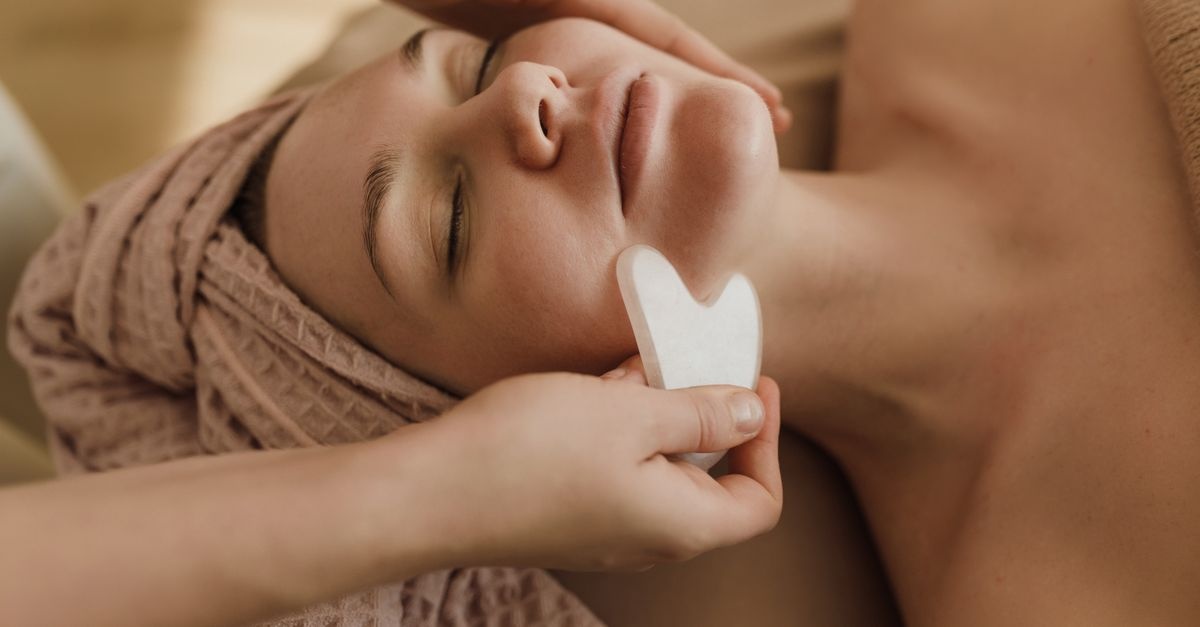 Sekret symetrycznej twarzy? Gua Sha w 5 minut dziennie