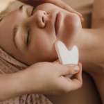 Sekret symetrycznej twarzy? Gua Sha w 5 minut dziennie