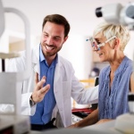 ptometrysta bada wzrok pacjenta przed doborem okularów progresywnych w salonie optycznym